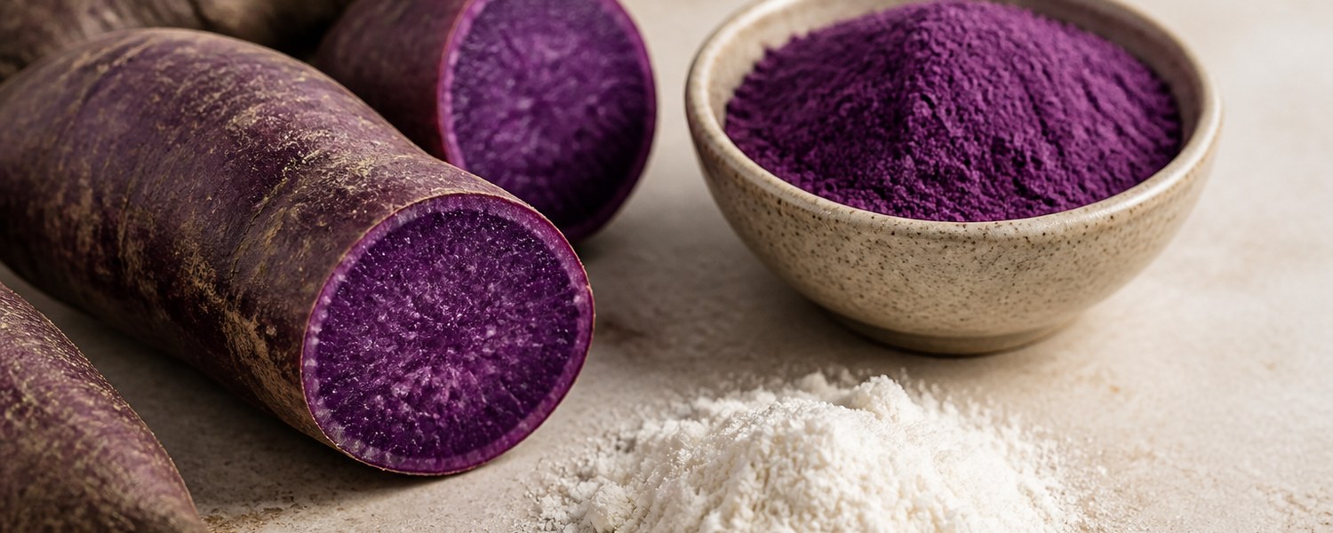 Tubercules d’ube violets coupés avec bol de poudre d’ube et farine pour comparaison