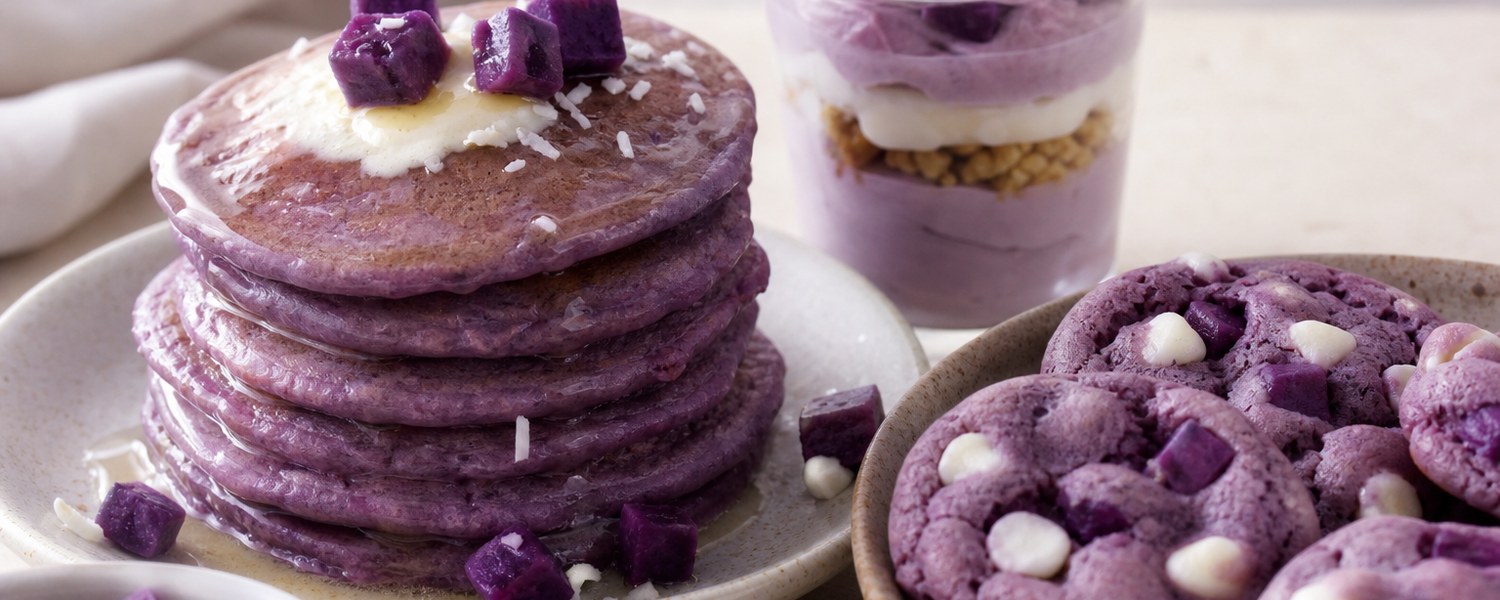 Assortiment de desserts maison à l’ube avec pancakes cookies et verrine violette
